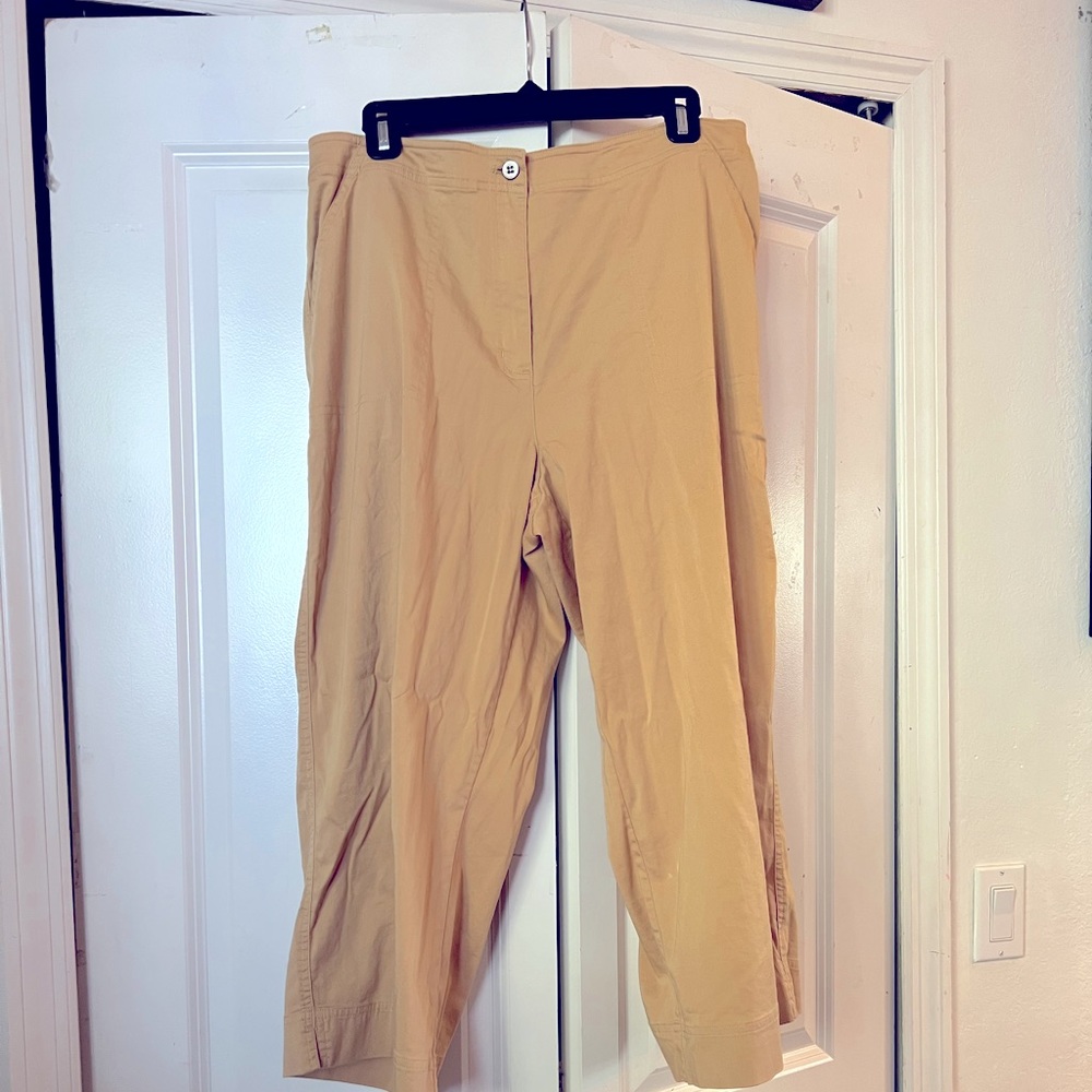Chico’s capri - Gold color - with pockets and elastic waist in back
